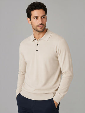 Modelo vestindo camisa polo Habitat Masculino Monza bege de tricot manga longa com botões escuros