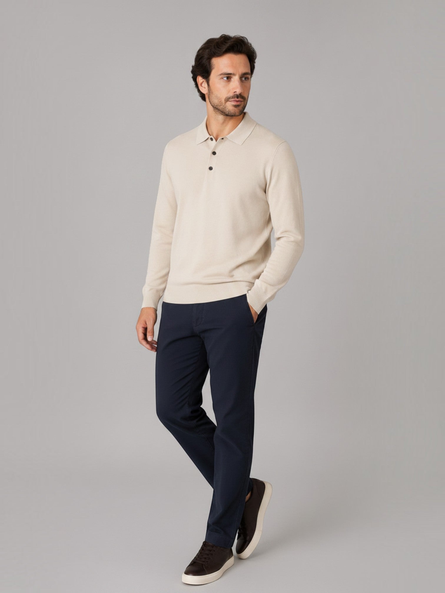 Homem vestindo camisa polo Habitat Masculino Monza bege de tricot manga longa com calça azul marinho