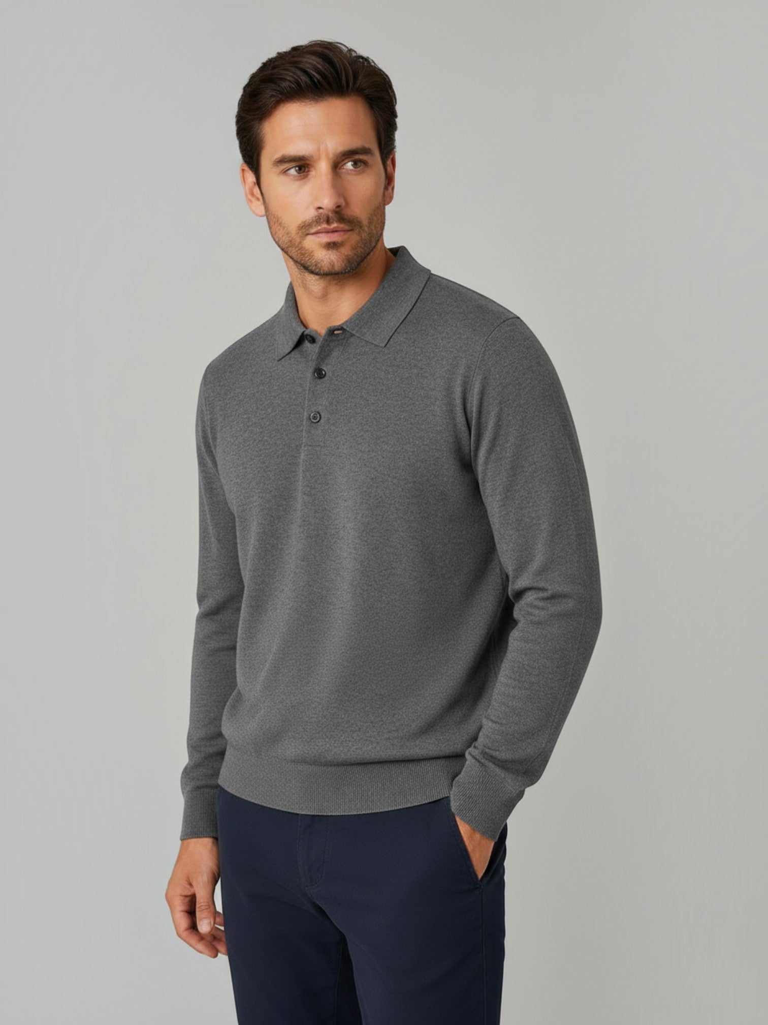 Homem vestindo camisa polo Habitat Masculino Monza cinza de tricot com mangas longas e modelagem ajustada