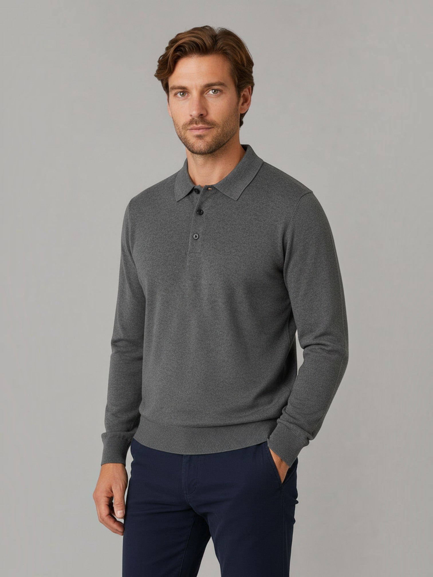 Modelo vestindo camisa polo Habitat Masculino Monza cinza de tricot com mangas longas e modelagem ajustada