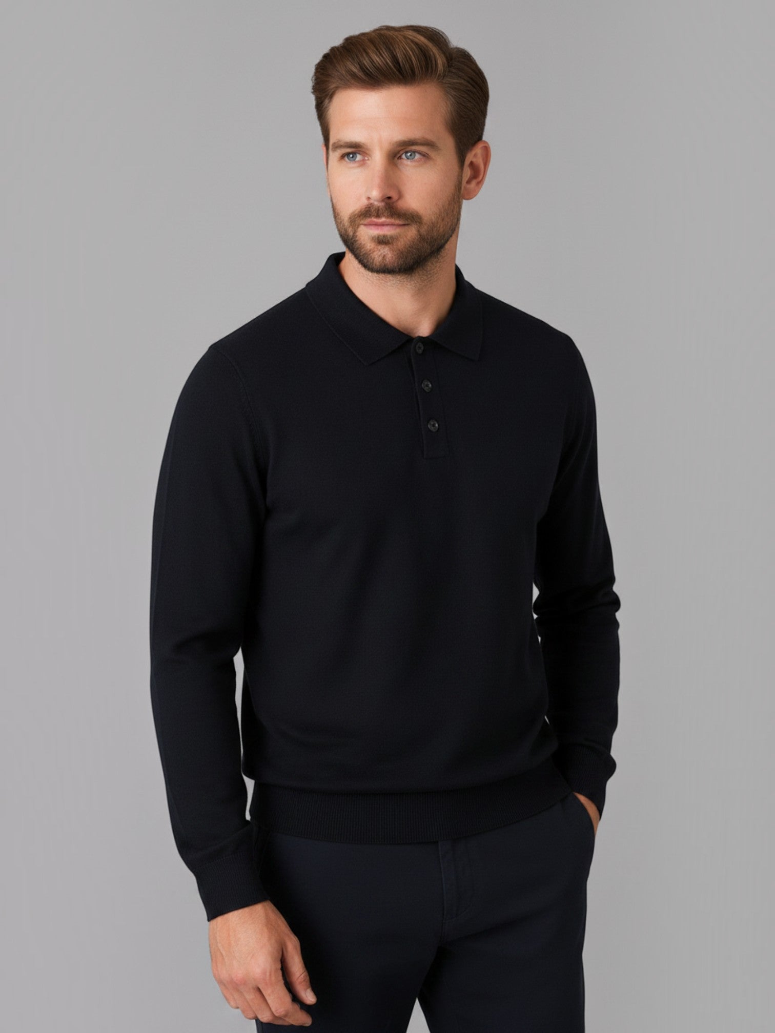 Modelo vestindo camisa polo Habitat Masculino Monza preta de tricot com mangas longas e modelagem ajustada