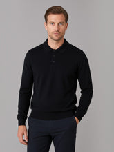 Homem vestindo camisa polo Habitat Masculino Monza preta de tricot com mangas longas e modelagem ajustada