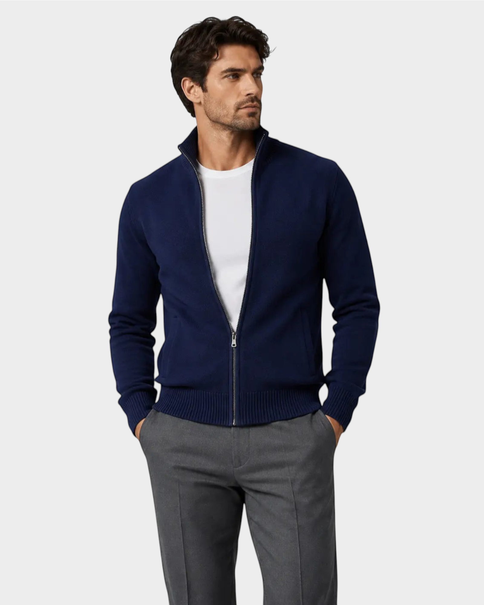 Homem vestindo cardigan azul marinho com zíper da marca Habitat Masculino sobre camiseta branca e calça cinza