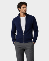 Homem vestindo cardigan azul marinho com zíper da marca Habitat Masculino sobre camiseta branca e calça cinza