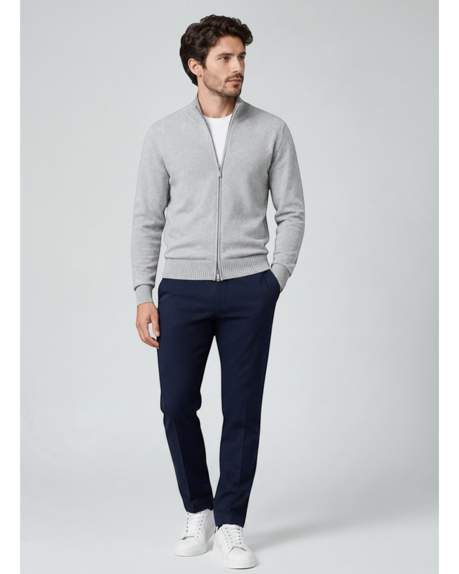 Modelo vestindo cardigan Habitat Masculino Bellagio cinza de algodão com zíper frontal e calça azul marinho