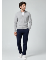 Modelo vestindo cardigan Habitat Masculino Bellagio cinza de algodão com zíper frontal e calça azul marinho