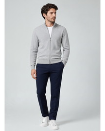 Modelo vestindo cardigan Habitat Masculino Bellagio cinza de algodão com zíper frontal e calça azul marinho