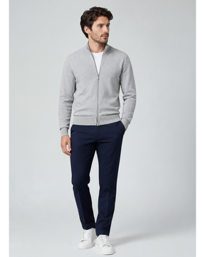 Modelo vestindo cardigan Habitat Masculino Bellagio cinza de algodão com zíper frontal e calça azul marinho