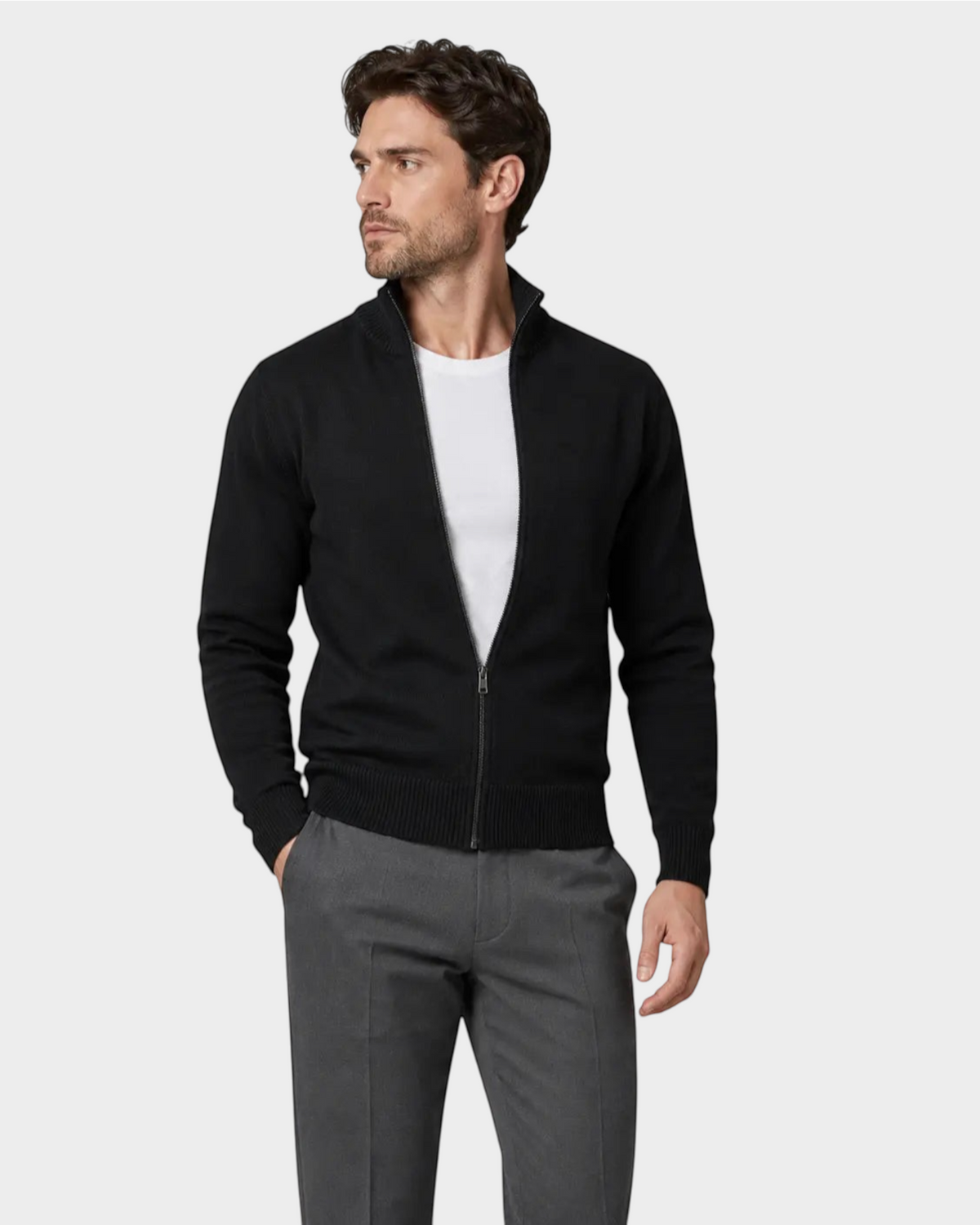 Homem vestindo cardigan Habitat Masculino Bellagio preto com zíper, sobre camiseta branca e calça cinza