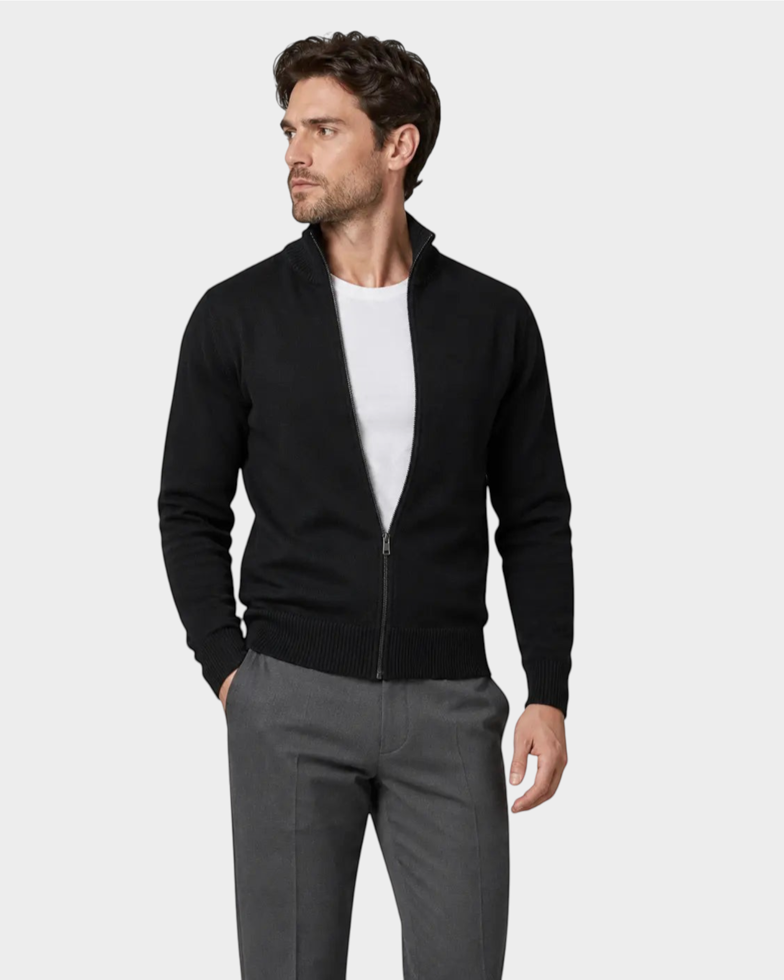 Homem vestindo cardigan Habitat Masculino Bellagio preto com zíper, sobre camiseta branca e calça cinza