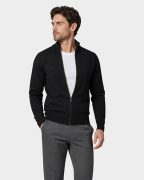 Homem vestindo cardigan Habitat Masculino Bellagio preto com zíper, sobre camiseta branca e calça cinza