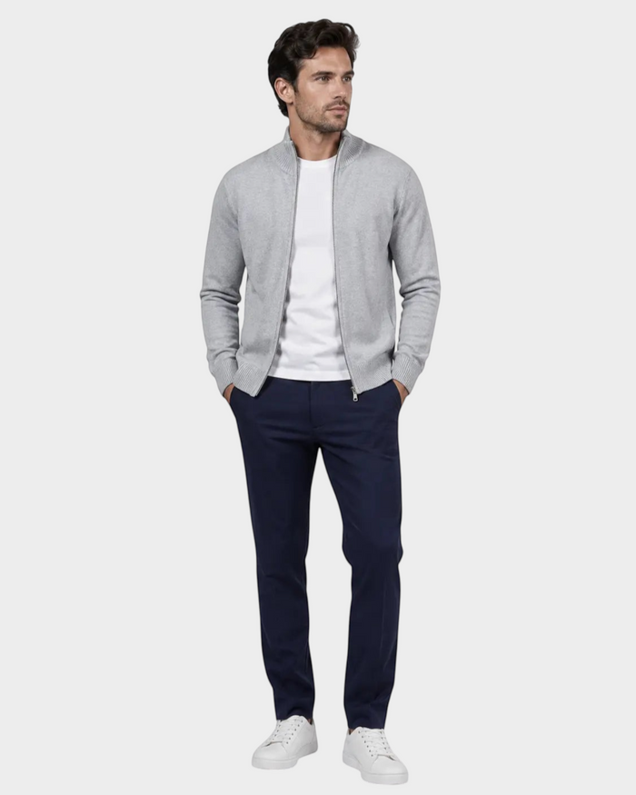 Modelo vestindo cardigan cinza com zíper Habitat Masculino Bellagio sobre camiseta branca e calça azul marinho