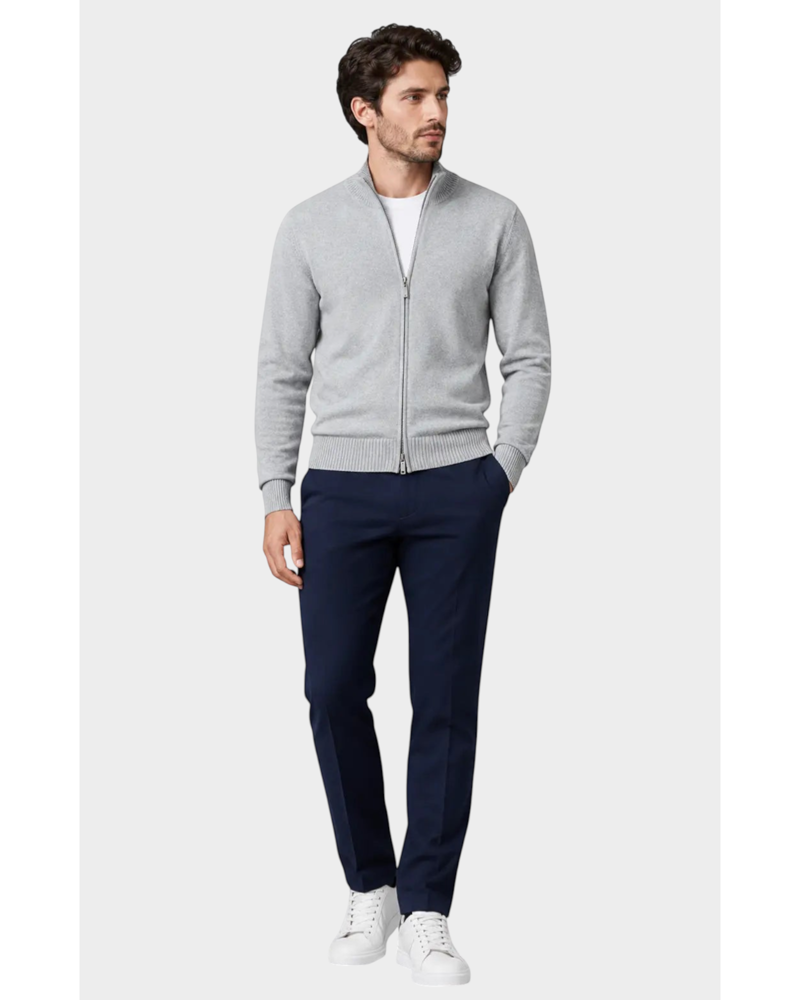 Modelo vestindo cardigan cinza Habitat Masculino Bellagio com zíper, calça azul marinho e tênis branco