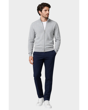 Modelo vestindo cardigan cinza Habitat Masculino Bellagio com zíper, calça azul marinho e tênis branco
