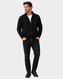 Homem vestindo cardigan preto com zíper Habitat Masculino Bellagio sobre camiseta branca e calça jeans preta