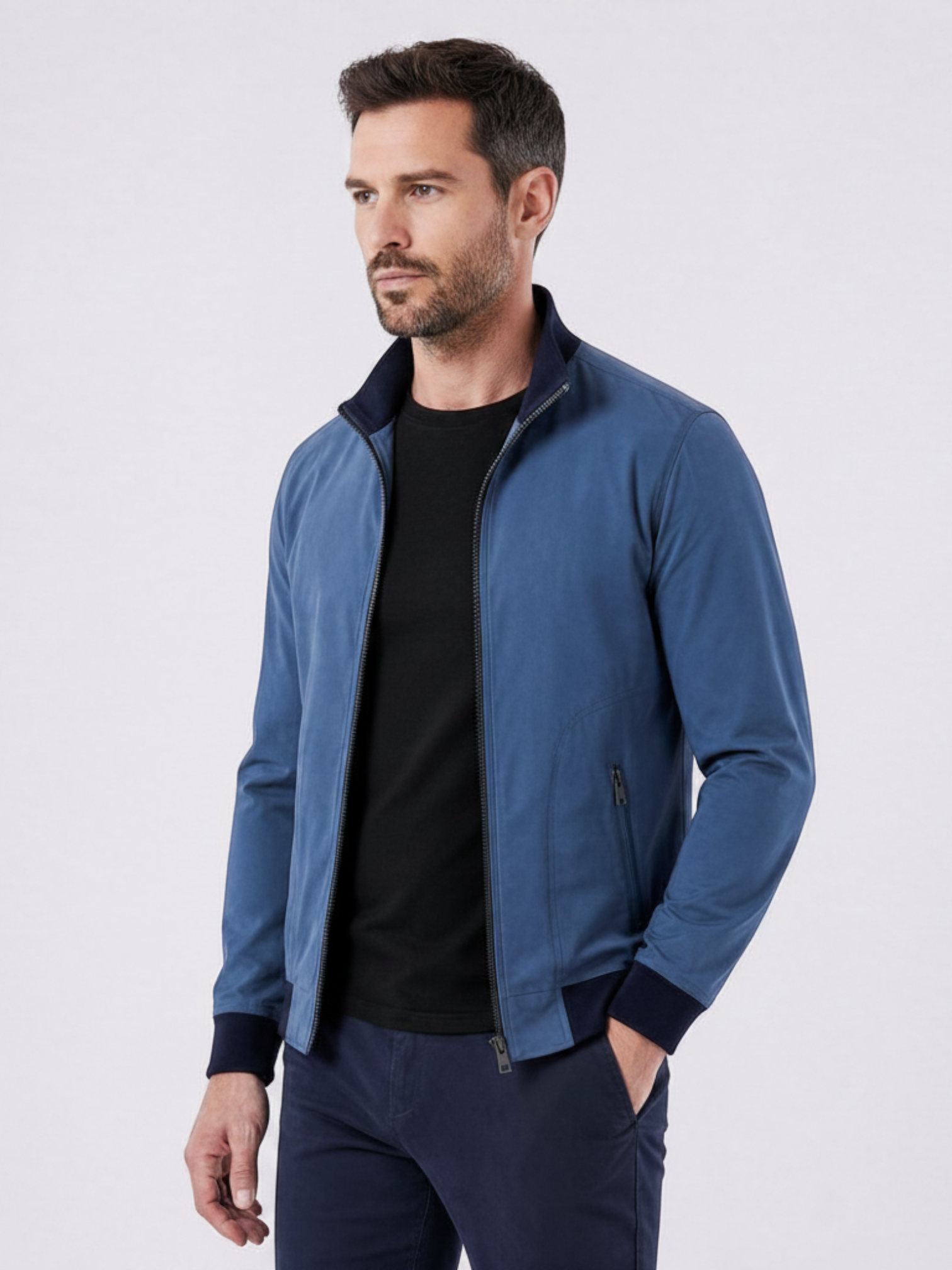 Jaqueta bomber azul Habitat Masculino com gola e punhos em ribana, zíper frontal e forro interno xadrez clássico.