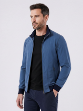 Jaqueta bomber azul Habitat Masculino com gola e punhos em ribana, zíper frontal e forro interno xadrez clássico.