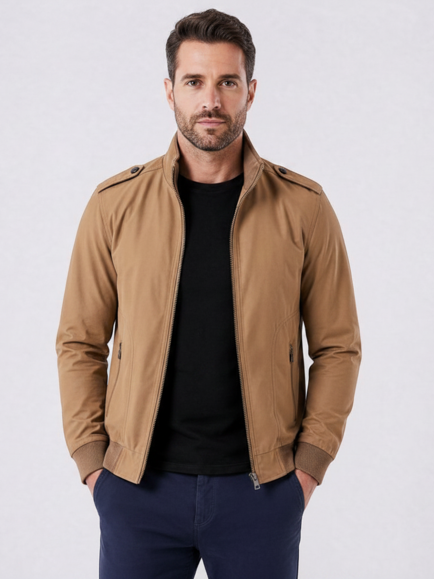 Homem vestindo jaqueta bomber cáqui Habitat Masculino com zíper, gola alta e forro xadrez, estilo casual elegante.