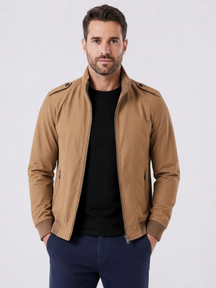 Homem vestindo jaqueta bomber cáqui Habitat Masculino com zíper, gola alta e forro xadrez, estilo casual elegante.