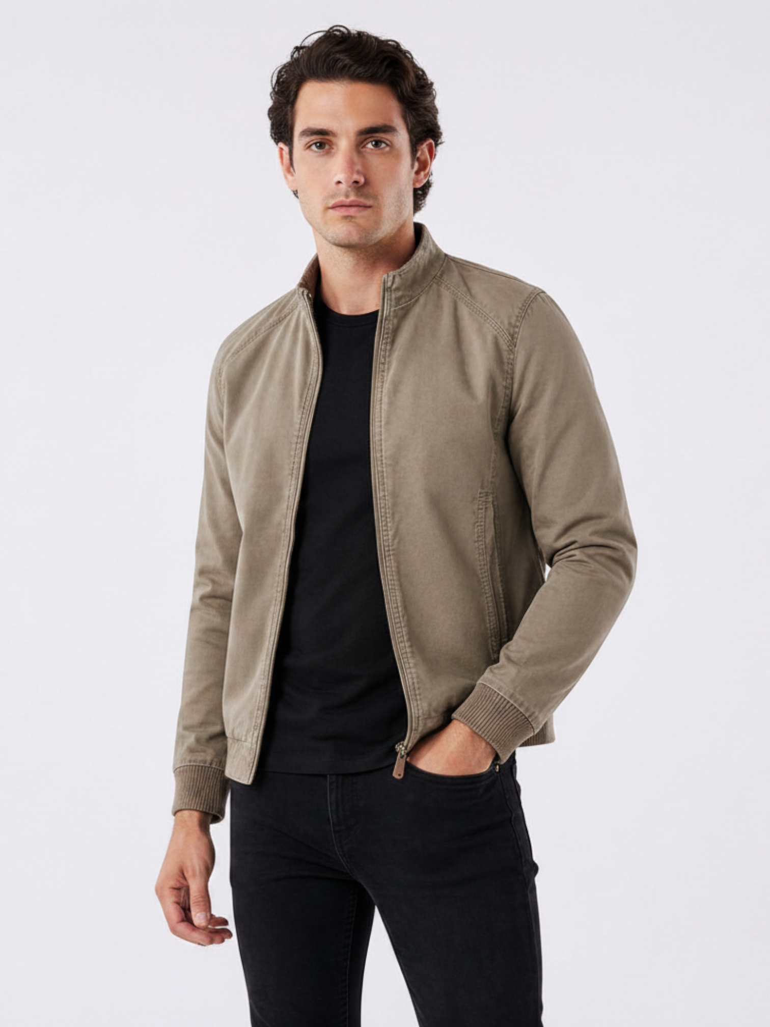 Homem vestindo jaqueta bomber cáqui Habitat Masculino com gola banda, zíper e punhos em ribana, estilo casual urbano.