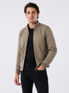 Homem vestindo jaqueta bomber cáqui Habitat Masculino com gola banda, zíper e punhos em ribana, estilo casual urbano.