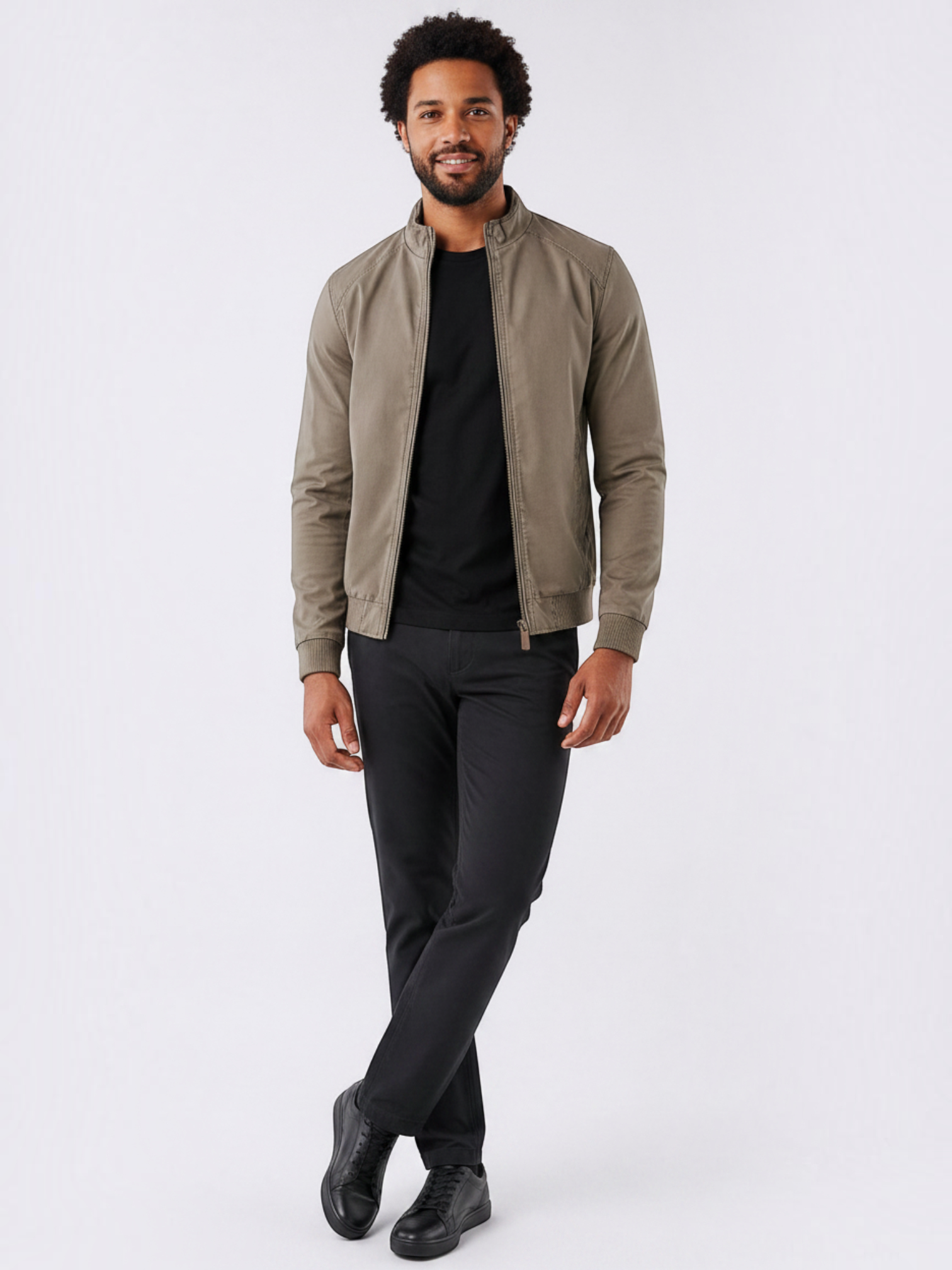 Modelo veste jaqueta bomber cáqui Habitat Masculino com gola banda, zíper frontal e punhos em ribana, visual urbano.