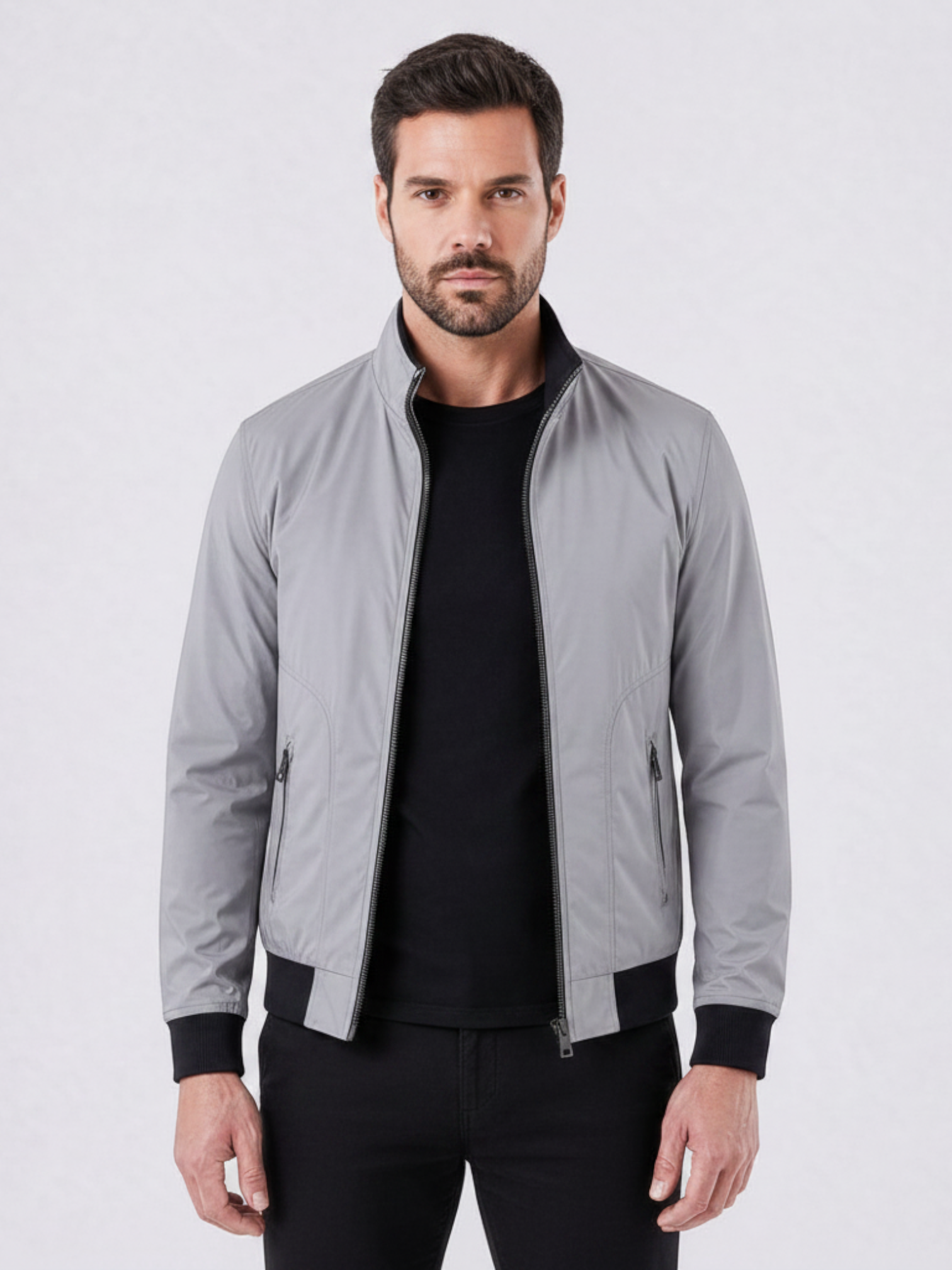 Jaqueta bomber cinza Habitat Masculino com zíper e punhos pretos, vestida por modelo em fundo neutro