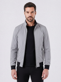 Jaqueta bomber cinza Habitat Masculino com zíper e punhos pretos, vestida por modelo em fundo neutro