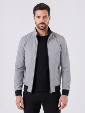 Jaqueta bomber cinza Habitat Masculino com zíper e punhos pretos, vestida por modelo em fundo neutro