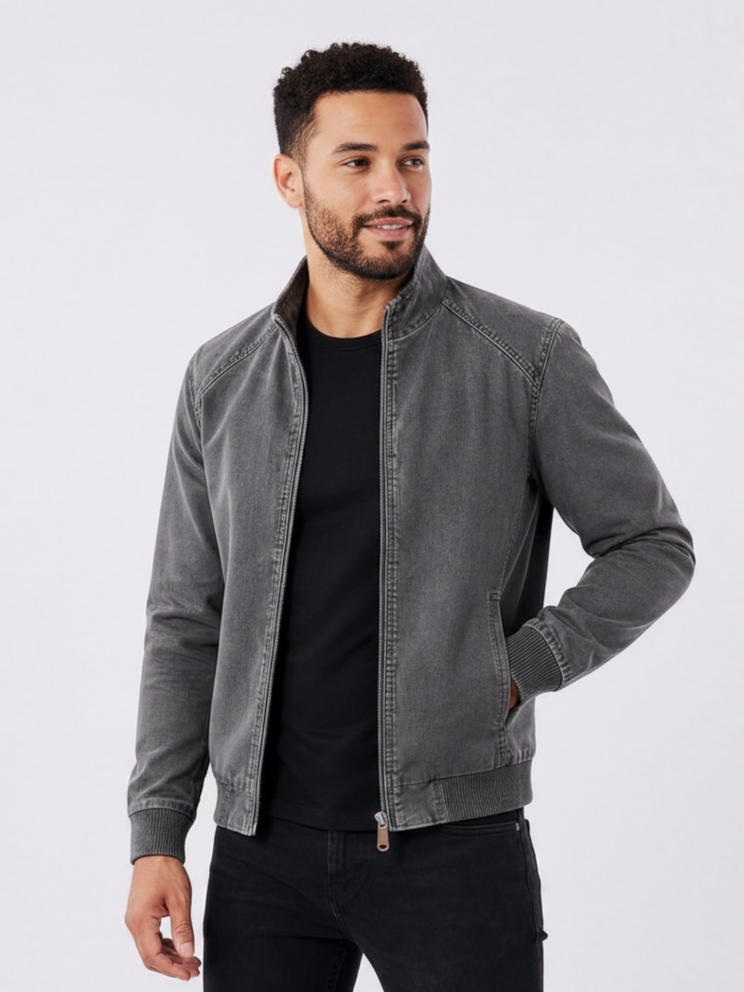 Homem vestindo jaqueta bomber Habitat Masculino cinza em jeans com gola estruturada e mangas raglan