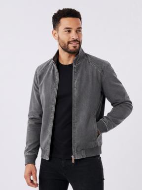 Homem vestindo jaqueta bomber Habitat Masculino cinza em jeans com gola estruturada e mangas raglan