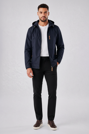Modelo vestindo jaqueta corta vento azul marinho impermeável Habitat Masculino com capuz e zíper sobre camiseta branca