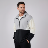 Jaqueta corta vento Habitat Masculino tricolor em poliéster com capuz, zíper e bolsos, vestida por modelo masculino.