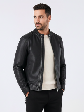 Homem vestindo jaqueta Habitat Masculino biker preta de couro com modelagem slim, gola banda e zíper prateado.