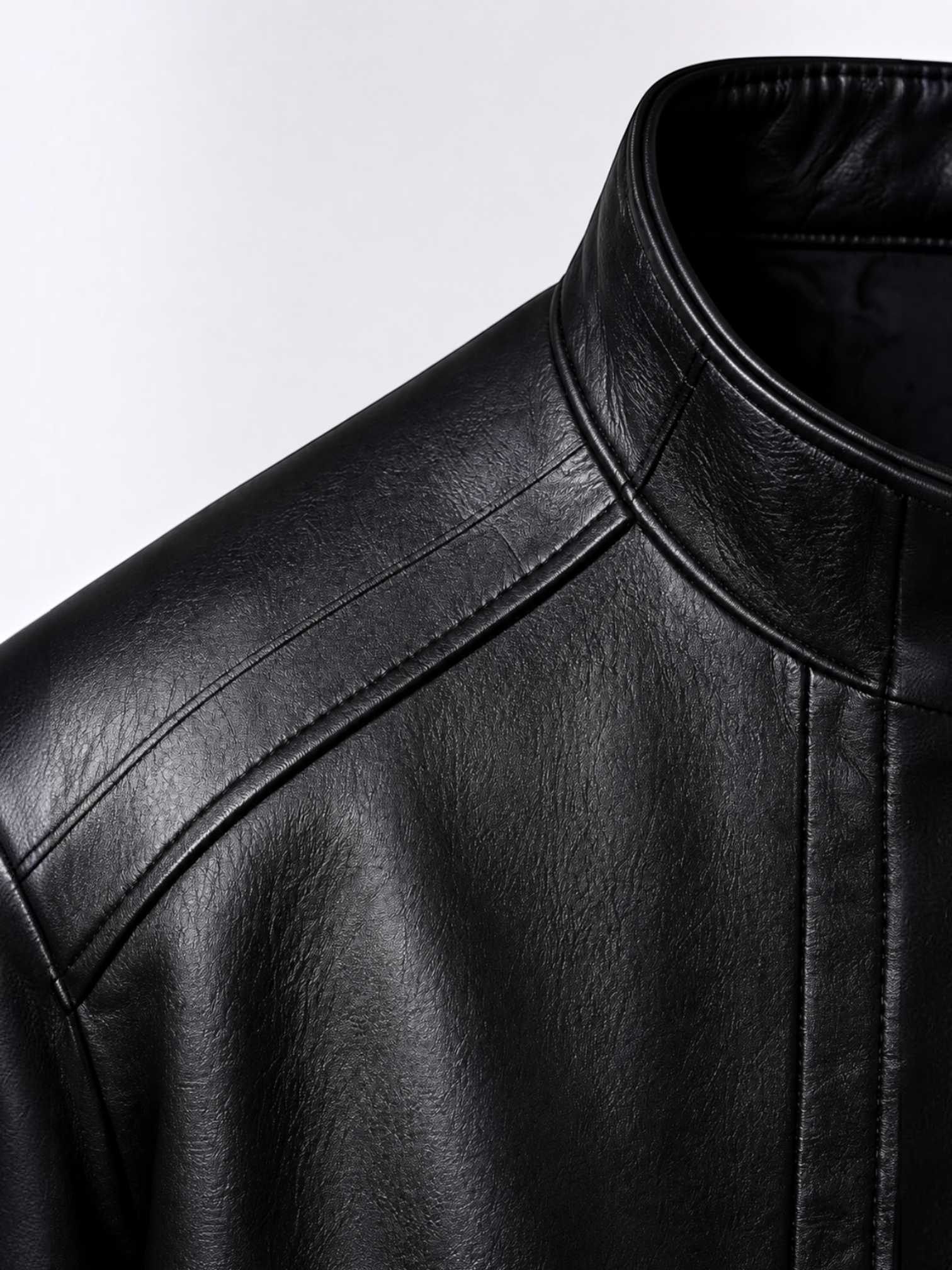 Detalhe do ombro e gola da jaqueta masculina de couro PU preta Habitat Masculino com acabamento liso e costura firme.