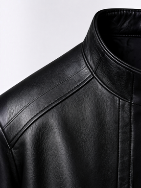 Detalhe do ombro e gola da jaqueta masculina de couro PU preta Habitat Masculino com acabamento liso e costura firme.
