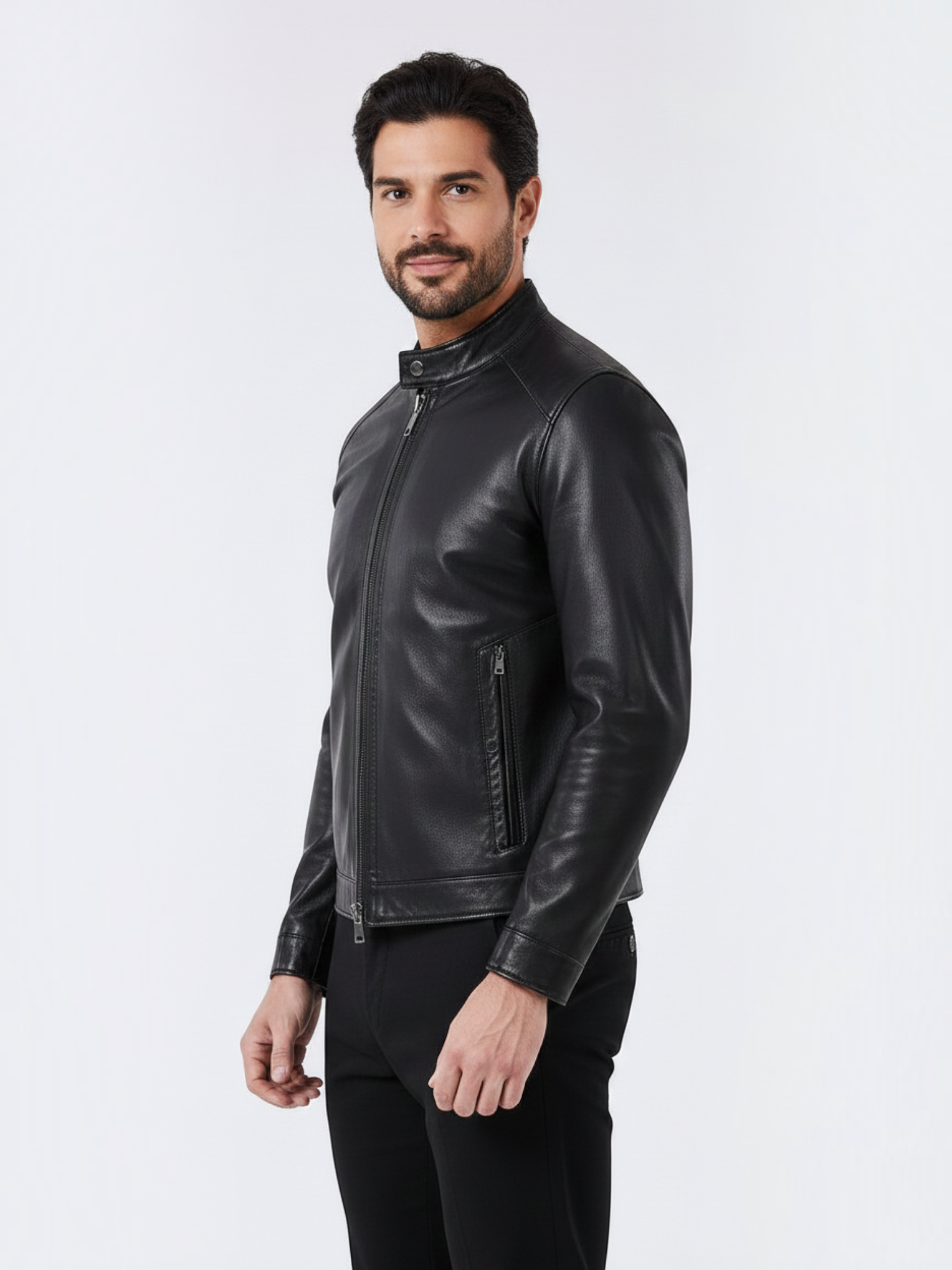 Modelo vestindo jaqueta masculina Habitat Masculino de couro PU preta com colarinho estruturado e fechamento frontal