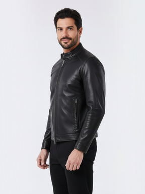 Modelo vestindo jaqueta masculina Habitat Masculino de couro PU preta com colarinho estruturado e fechamento frontal