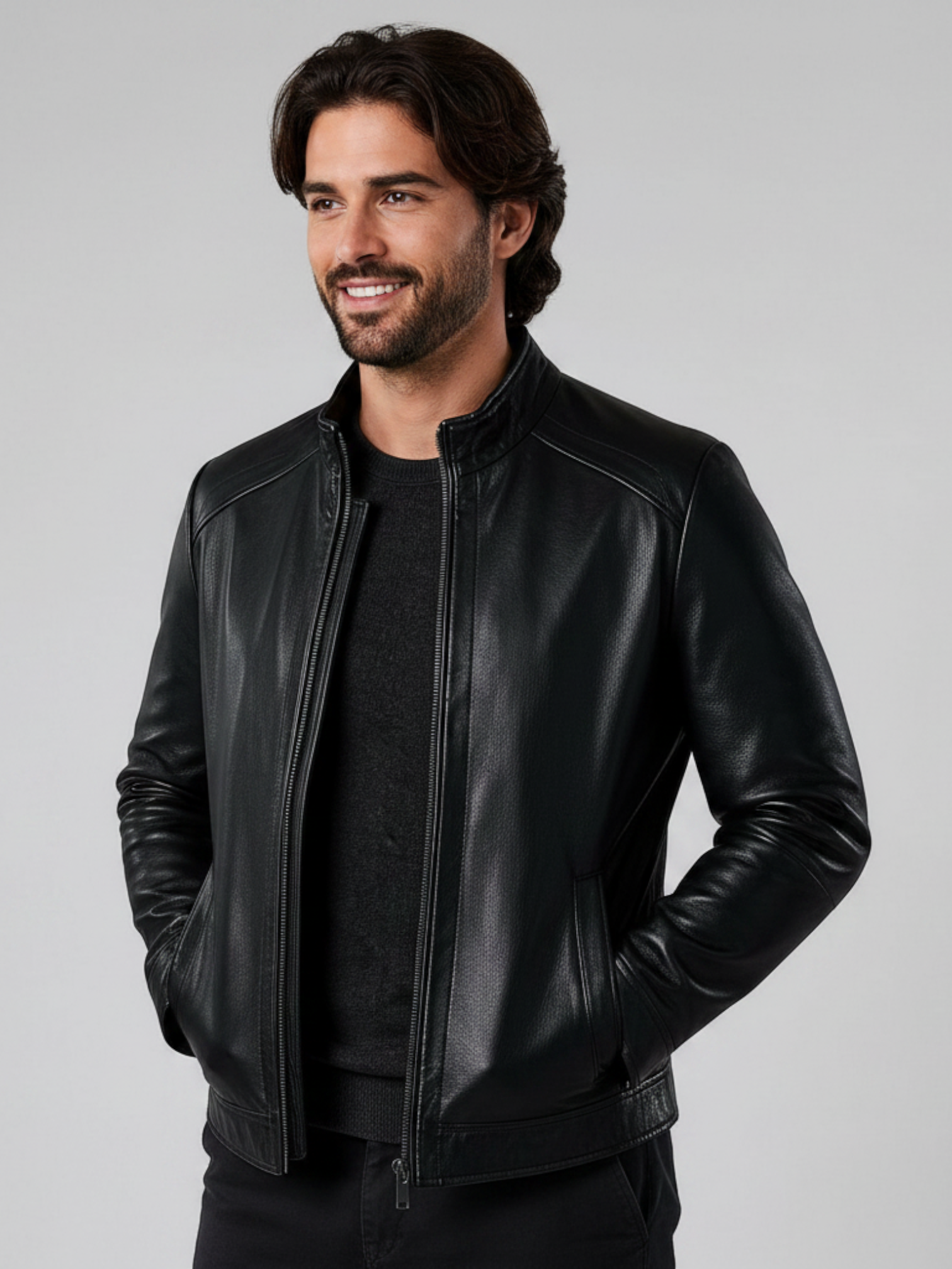 Homem sorridente vestindo jaqueta preta de couro PU Habitat Masculino com colarinho estruturado e design minimalista.