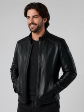 Homem sorridente vestindo jaqueta preta de couro PU Habitat Masculino com colarinho estruturado e design minimalista.