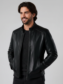 Homem sorridente vestindo jaqueta preta de couro PU Habitat Masculino com colarinho estruturado e design minimalista.
