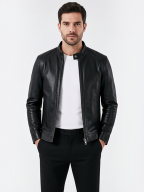 Modelo vestindo jaqueta masculina de couro PU preta Habitat Masculino com colarinho estruturado e zíper frontal