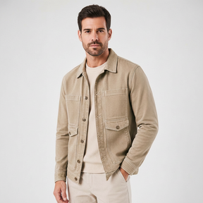 Modelo vestindo jaqueta jeans cáqui Habitat Masculino com colarinho clássico e fechamento por botões