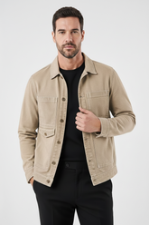 Modelo vestindo jaqueta jeans cáqui Habitat Masculino com colarinho clássico, bolsos frontais e fechamento por botões.