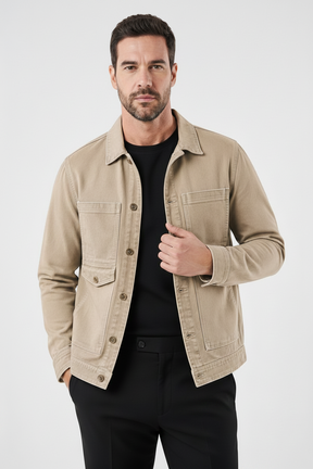 Modelo vestindo jaqueta jeans cáqui Habitat Masculino com colarinho clássico, bolsos frontais e fechamento por botões.