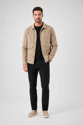 Modelo vestindo jaqueta jeans cáqui Habitat Masculino com botões, sobre camiseta preta e calça de sarja escura.
