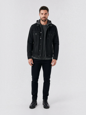 Modelo vestindo jaqueta jeans preta Habitat Masculino estilo trucker com capuz cinza e detalhes desgastados