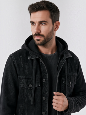 Modelo vestindo jaqueta jeans preta Habitat Masculino estilo trucker com capuz e detalhes desgastados