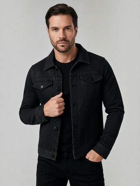 Homem vestindo jaqueta jeans preta slim Habitat Masculino com bolsos no peito e fechamento por botões frontais.