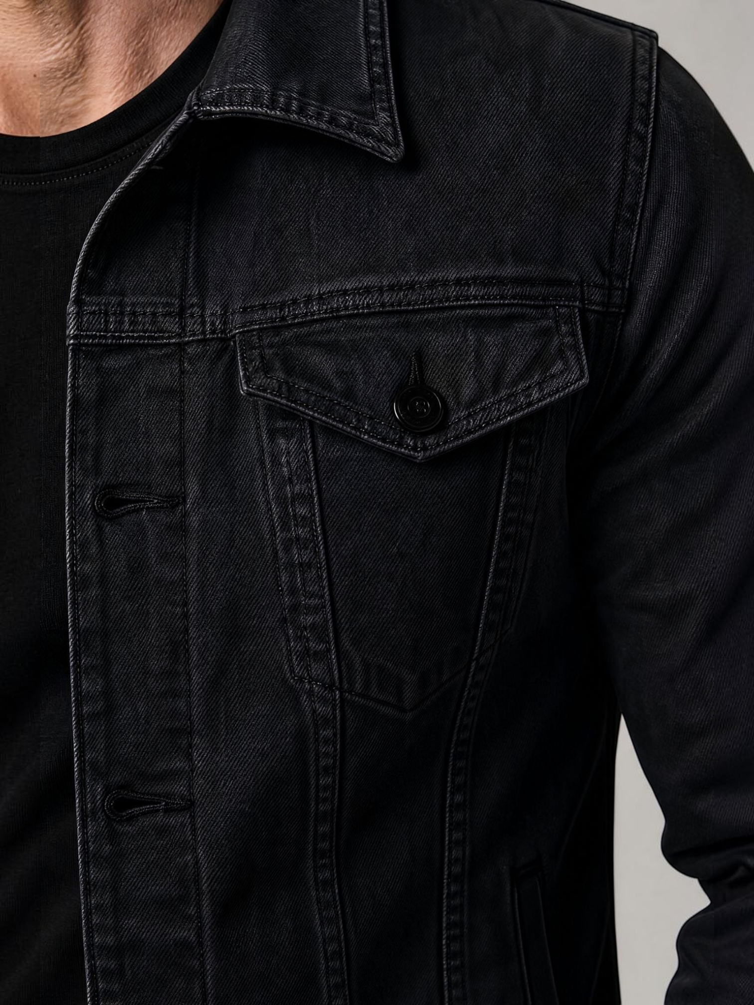 Jaqueta jeans preta Habitat Masculino com modelagem slim, bolsos frontais com aba e fechamento por botões.